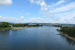 25.07.2023: Rhein - Blick von der Brcke der B 256 bei Weienturm flussabwrts