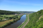 21.05.2020: Nordrhein-Westfalen - Blick von der Aussichtsplattform Weser-Skywalk stromabwrts (links Herstelle, rechts Wrgassen)