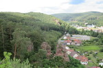 15.08.2020: Pflzerwald - Blick vom Schwalbenfelsen im Dahner Felsenland ber den Schillerfelsen zum Sngerfelsen