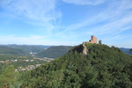 19.08.2020: Pflzerwald - Blick von der Burgruine Anebos zur Burg Trifels