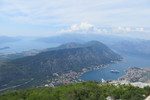 18.07.2019: Bucht von Kotor - Blick von der Strae Kotor - Cetinje auf die Buchten von Tivat und Kotor und die dazwischen liegende Halbinsel Vrmac