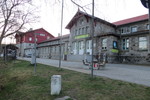22.04.2019: Mitten durch den Bahnhof Bayerisch Eisenstein / Železná Ruda-Alžbětín verluft die deutsch-tschechische Grenze; hier die Straenseite des Empfangsgebudes.