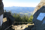 22.04.2019: tschechische und deutsche Grenzmarkierung am Aufstieg zum Gipfel des Groen Osser; im Hintergrund links der Groe Arber