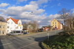 ehemaliger Bahnbergang der B 94 in Greiz-Aubachtal am 10.01.2015; nur noch das Postenhaus erinnert an die Bahnlinie