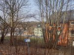 22.02.2025: hnlicher Blick mehr als 20 Jahre spter: Schulgebude, Zaun und das Gleis der Strecke Neumark - Greiz sind verschwunden