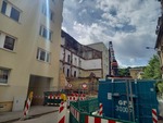 23.05.2025: An der Vorderseite hat der Abriss begonnen.