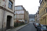 06.12.2014: Blick aus der Bahnhofstrae zum Bahnhof; links das Hotelgebude und das ebenfalls marode Nachbarhaus