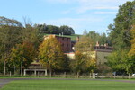 16.10.2024: Nahaufnahme des ehemaligen Standorts mit Gebuden der Feldschlchenbrauerei im Hintergrund