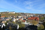31.10.2018: Blick vom Aufstieg zum Tempelwald ber Greiz; rechts das Gerichtsgebude, daneben das Logenhaus