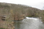 27.02.2020: Blick von der Straenbrcke Mylauer Strae; links die Gltzsch mit der seit Ende der 1980er Jahre funktionslosen Brcke der Anschlussbahn zur Papierfabrik