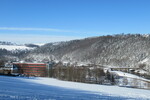 14.02.2021: Blick vom Wanderweg Gltzschmndung - Dlau; rechts im Bild eine Bogenbrcke der Elstertalbahn