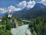 18.07.2024: Unterengadin - Kirche und berdachte Holzbrcke ber den Inn in Scuol