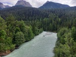22.07.2024: Unterengadin - Blick von der berdachten Holzbrcke in Scuol auf den Inn