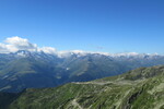 27.07.2020: Obere Surselva - Blick vom Weg zwischen Cuolm Da Vi und  Caischavedra nach Sdosten mit Stausee