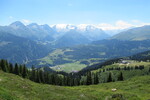 27.07.2020: Obere Surselva - Blick ber Disentis, rechts Caischavedra