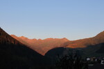 28.07.2020: Obere Surselva - Blick vom Balkon der Unterkunft in Sedrun nach Osten am Morgen
