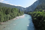 30.07.2020: Rheinschlucht - Blick von der Brcke am Bahnhof Valendas-Sagogn flussabwrts