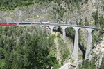 30.07.2020: Landwasserviadukt - Blick von der Aussichtsplattform Nord mit Zug der Albulabahn in Richtung St. Moritz