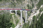 30.07.2020: Landwasserviadukt - Blick von der Aussichtsplattform Nord mit Zug der Albulabahn in Richtung St. Moritz