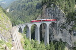 30.07.2020: Landwasserviadukt - Blick von der Aussichtsplattform Sd mit Zug der Albulabahn in Richtung Thusis