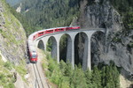30.07.2020: Landwasserviadukt - Blick von der Aussichtsplattform Süd mit Zug der Albulabahn in Richtung Thusis