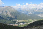 31.07.2020: Engadin - Blick vom Weg zwischen Segantinihütte und Alp Languard auf Pontresina (unten) und St. Moritz (oben)