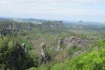 18.05.2023: Schsische Schweiz - Blick vom Carolafelsen ber die Schrammsteine auf Knigstein und Lilienstein