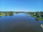 12.08.2024: Blick von der Kanalbrcke elbabwrts; am Horizont die Salzhalde des Kaliwerks Zielitz