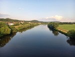14.07.2025: Saar - Blick von der Saarbrcke in Besseringen (Strae nach Schwemlingen) flussaufwrts