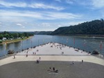 18.07.2025: Rhein - Blick vom Sockel des Kaiser-Wilhelm-Denkmals am Deutschen Eck auf Mosel (links) und Rhein