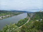 23.07.2025: Rhein - Blick vom Rheinsteig bei Braubach stromabwrts mit Marksburg