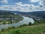 26.07.2025: Rhein - Blick vom Gedeonseck stromaufwrts auf Boppard (rechts) und Filsen