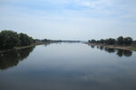 17.08.2022: Blick von der Brcke der Bahnstrecke Magdeburg - Wittenberge flussaufwrts