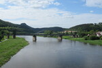 18.05.2023: Schsische Schweiz - Blick von der Elbbrcke der B 172 in Bad Schandau flussabwrts