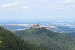 17.07.2023: Zollernalb - Blick vom Weg zwischen Zeller Horn und Hangender Stein zur Burg Hohenzollern
