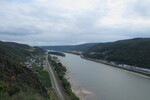 25.07.2023: Rhein - Blick von der Rheinbrohler Ley flussaufwrts