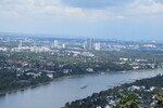 26.07.2023: Rhein - Blick vom Drachenfels auf Post-Tower und Langen Eugen in Bonn
