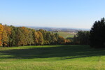 17.10.2017: Vogtland - Blick von unterhalb des Leitenberges zur Hohndorfer Kirche