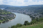26.07.2025: Rhein - Blick vom Gedeonseck stromaufwrts auf Boppard (rechts) und Filsen
