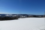 16.02.2019: Erzgebirge - Blick von der Trasse der ehemaligen Bahnline Zwönitz - Scheibenberg nahe Beierfeld über das Schwarzwassertal zum Erzgebirgskamm