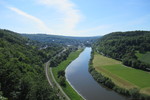 21.05.2020: Nordrhein-Westfalen - Blick von der Aussichtsplattform Weser-Skywalk stromaufwärts in Richtung Bad Karlshafen (Hessen)