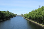 31.05.2020: Nordrhein-Westfalen - Rhein-Herne-Kanal von der Brücke "Slinky Springs to Fame" in Oberhausen aus; rechts die Flutlichtmasten des Stadions Niederrhein