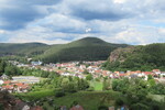 15.08.2020: Pflzerwald - Blick vom Schwalbenfelsen auf Dahn mit dem Jungfernsprung