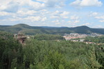 16.08.2020: Pflzerwald - Blick vom Aussichtspunkt westlich der Lmmerfelsen in Richtung Dahn; links der Bttelfelsen