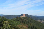 19.08.2020: Pflzerwald - Blick von der Burgruine Scharfenstein zur Burg Trifels