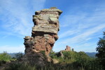 19.08.2020: Pflzerwald - Blick von der Burgruine Anebos zur Burg Trifels