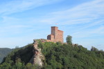 19.08.2020: Pfälzerwald - Blick von der Burgruine Anebos zur Burg Trifels