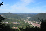 19.08.2020: Pflzerwald - Blick von der Burg Trifels auf Annweiler