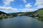 22.08.2020: Mosel - Blick von der Fugngerbrcke in Zell flussabwrts