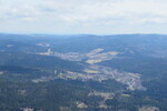 17.04.2022: Bayerischer Wald - Blick vom Groen Arber auf Bayerisch Eisenstein (vorn) und Markt Eisenstein (CZ, hinten)